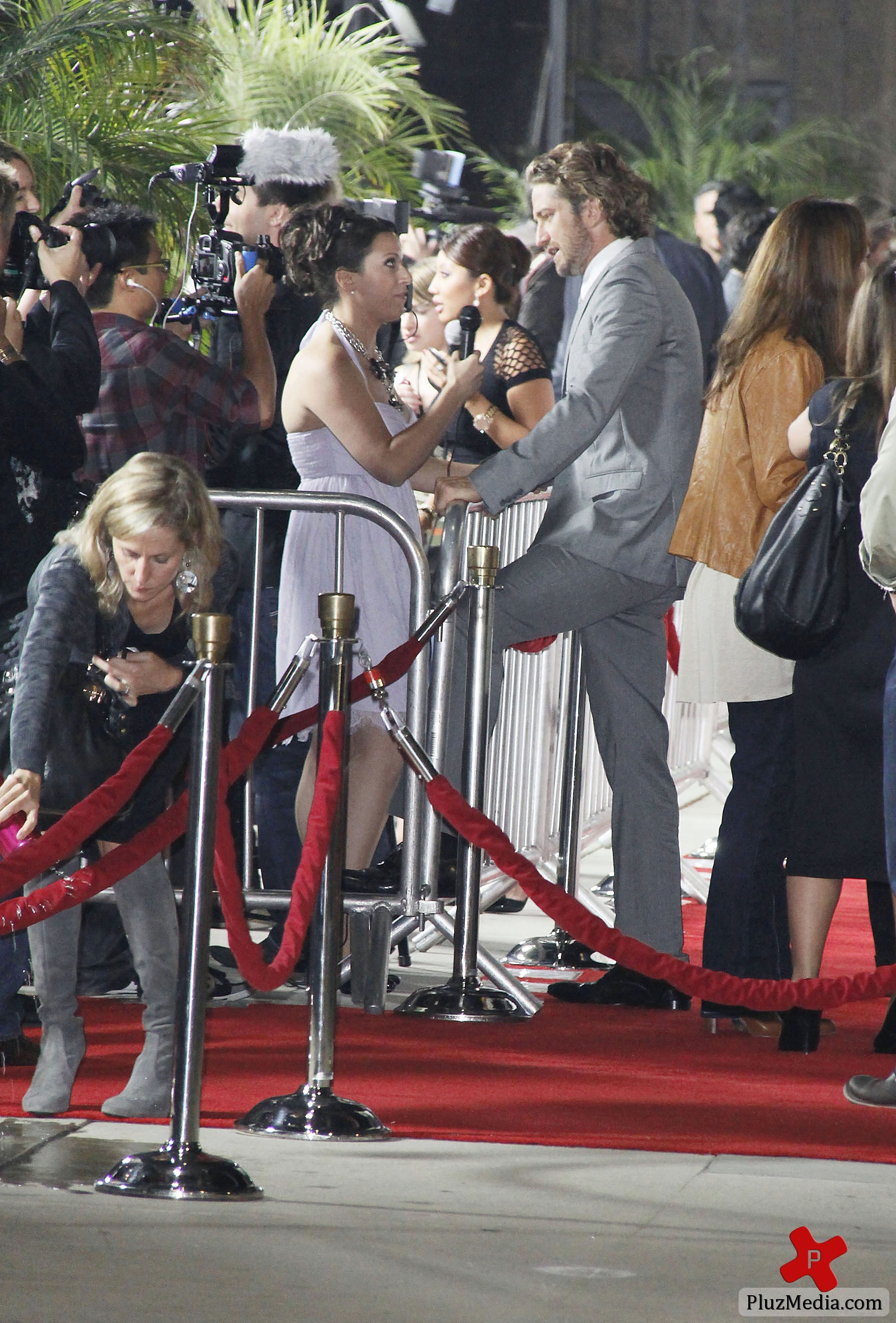 Gerard Butler signs autographs for fans at the 'Machine Gun Preacher' premiere | Picture 84220